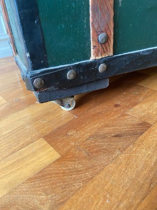 Baúl de madera verde con detalles metálicos