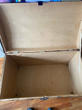 Baúl de madera verde con detalles metálicos