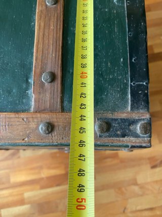 Baúl de madera verde con detalles metálicos