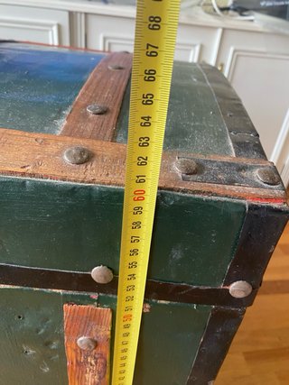 Baúl de madera verde con detalles metálicos