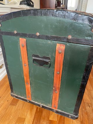 Baúl de madera verde con detalles metálicos