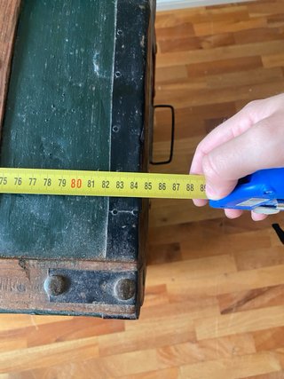 Baúl de madera verde con detalles metálicos