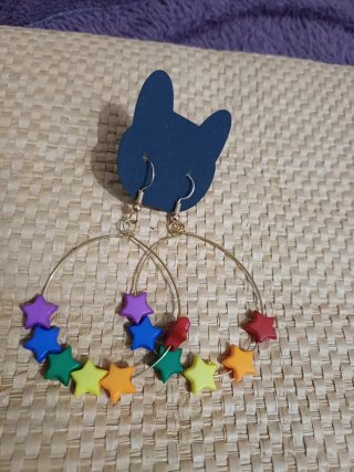 Brincos argola com estrelas coloridas