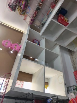 Mueble expositor blanco
