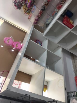 Mueble expositor blanco