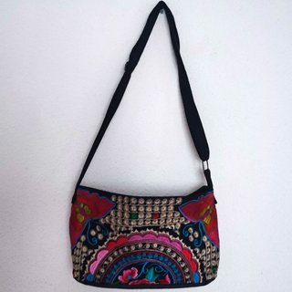 Bolso de hombro con bordado étnico multicolor