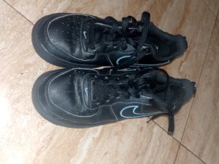 Nike Air Force 1 Negras con Detalles Azules