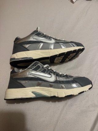 Zapatillas Nike Grises y Plateadas