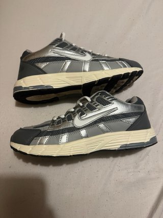 Zapatillas Nike Grises y Plateadas