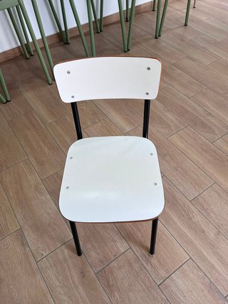 Sillas escolares apilables blancas