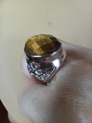 Anillo plata con piedra tallada de ojo de trigre