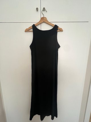 Vestido midi negro sin mangas