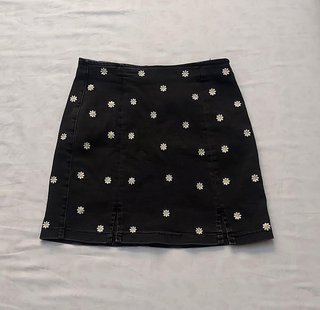 Falda vaquera negra con flores Stradivarius