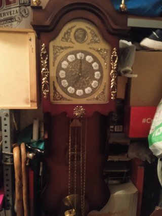 Reloj de pared antiguo de madera
