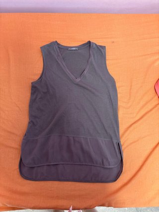 Blusa gris cuello pico sin mangas