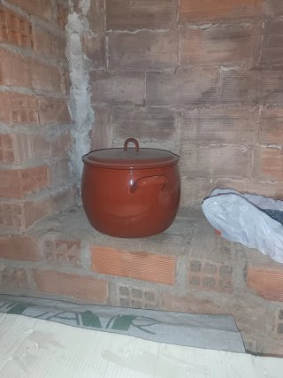 Mesa auxiliar antigua con hueco