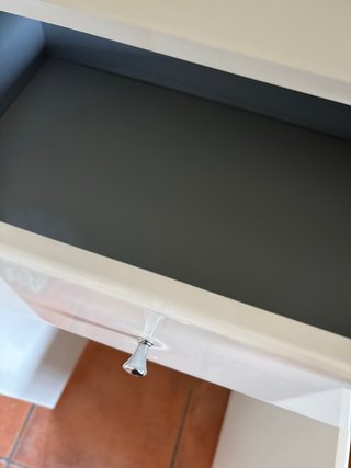 Mueble columna d baño con patas cromadas. Sin usar