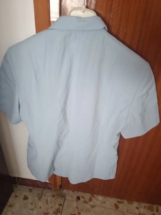 Chaqueta azul claro talla 44. Da poca talla.