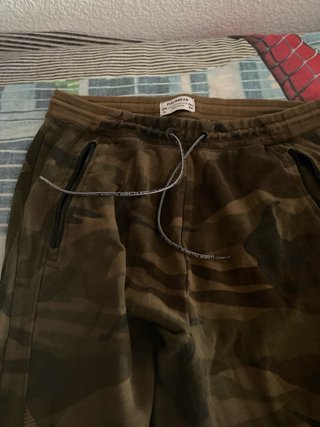 Pantalones camuflaje Pull and Bear