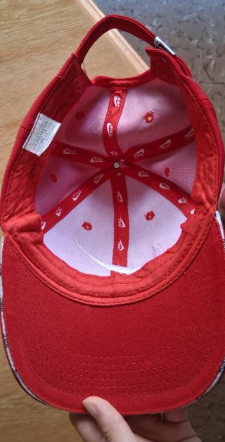 Gorra Nike Roja con Logo Blanco