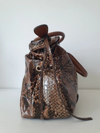 Bolso Guess efecto piel serpiente