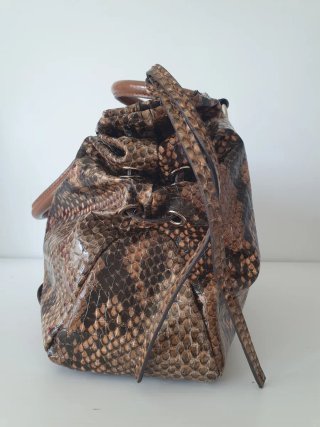 Bolso Guess efecto piel serpiente