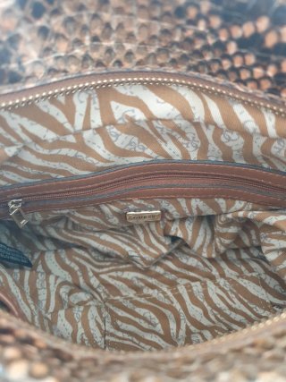 Bolso Guess efecto piel serpiente