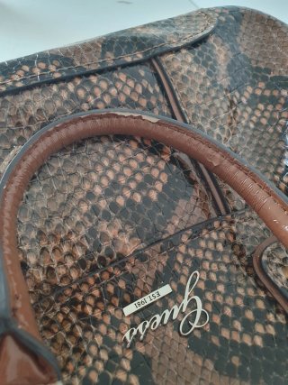 Bolso Guess efecto piel serpiente