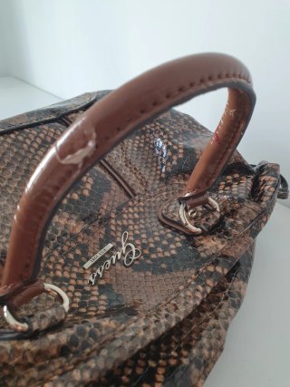 Bolso Guess efecto piel serpiente