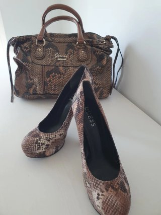 Bolso Guess efecto piel serpiente