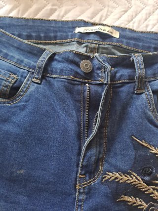Pantalones vaqueros con bordado floral