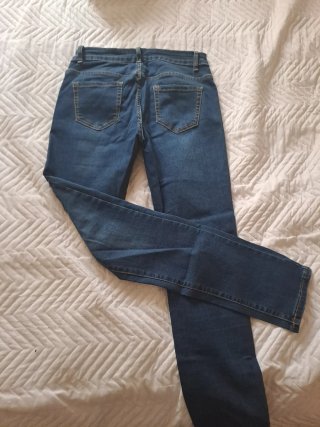 Pantalones vaqueros con bordado floral