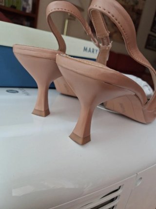 Zapatos de salón destalonados color nude