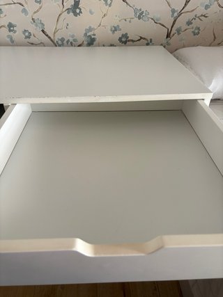 Escritorio blanco con cajón y hueco