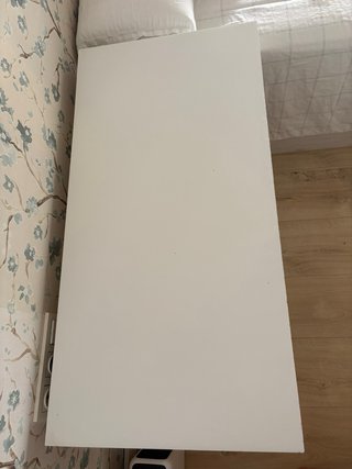Escritorio blanco con cajón y hueco