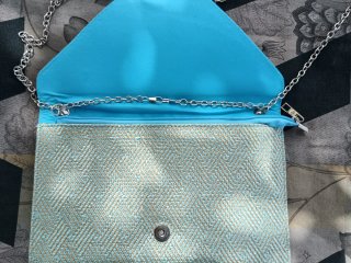 Bolso de mano turquesa con cadena