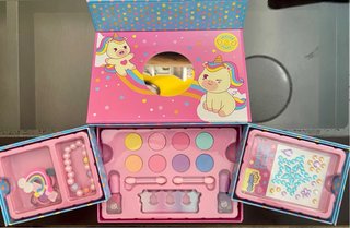 Bolsos y maquillaje infantil