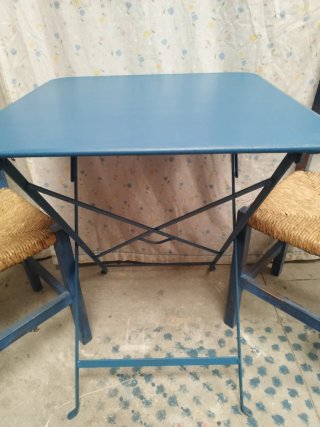 Conjunto mesa y 2 sillas azul