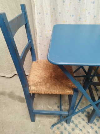 Conjunto mesa y 2 sillas azul