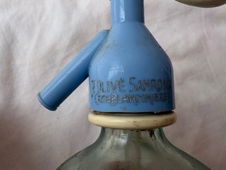 Sifón antiguo de vidrio y plástico