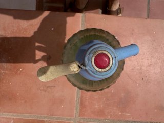 Sifón antiguo de vidrio y plástico