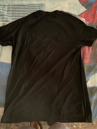Camiseta negra con logo S