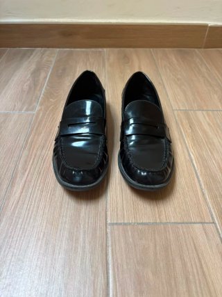 Mocasines negros fruncidos