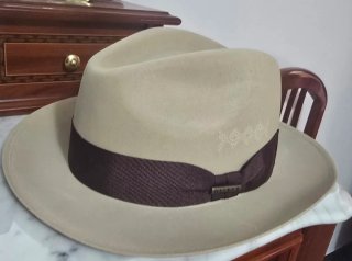 Sombrero Fedora Clásico Hombre Beige. Marca OLIVER