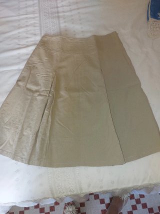 Falda beige con bordado