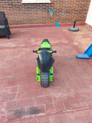 Moto correpasillos Kawasaki verde y negra