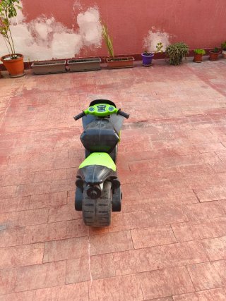 Moto correpasillos Kawasaki verde y negra