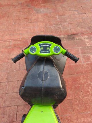 Moto correpasillos Kawasaki verde y negra