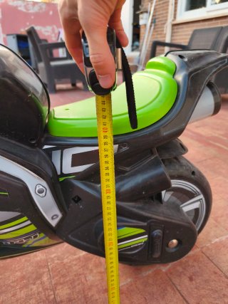 Moto correpasillos Kawasaki verde y negra