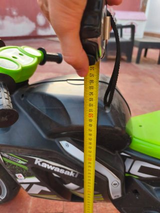 Moto correpasillos Kawasaki verde y negra